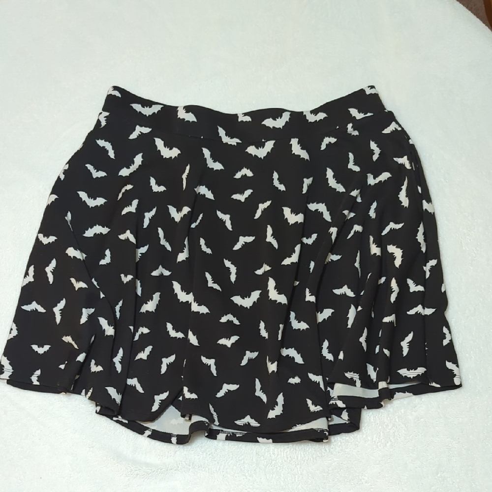 Hot Topic Black and White Bat Print Skirt